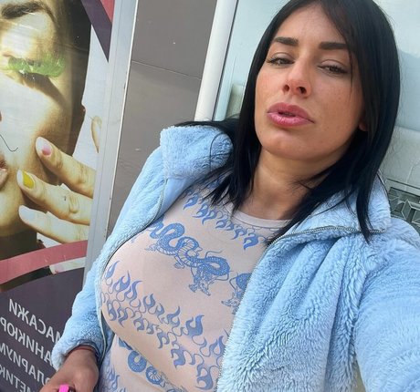 Giulia Daqna star du porno adulte photo