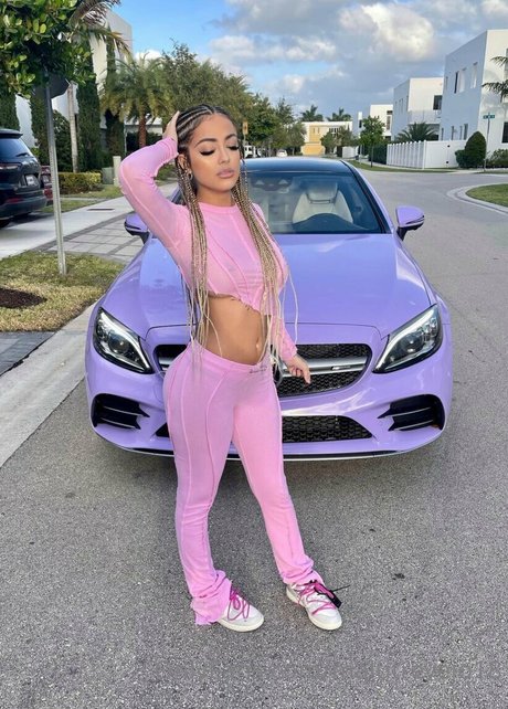 Malu Trevejo modèle érotique image