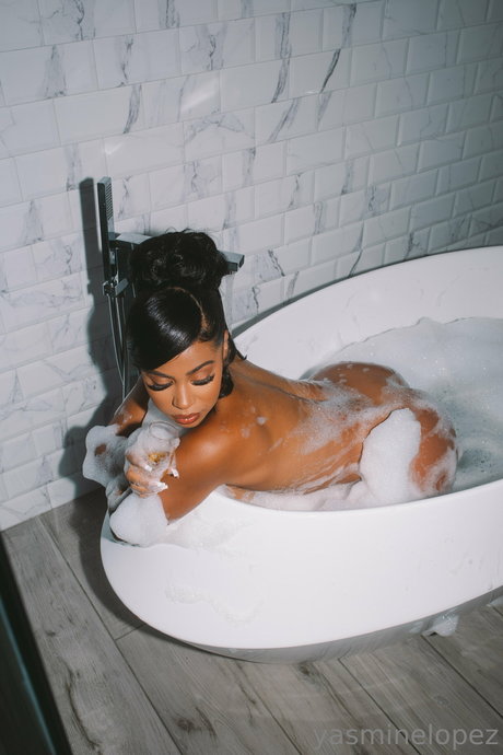 Yasmine Lopez modelo de arte foto