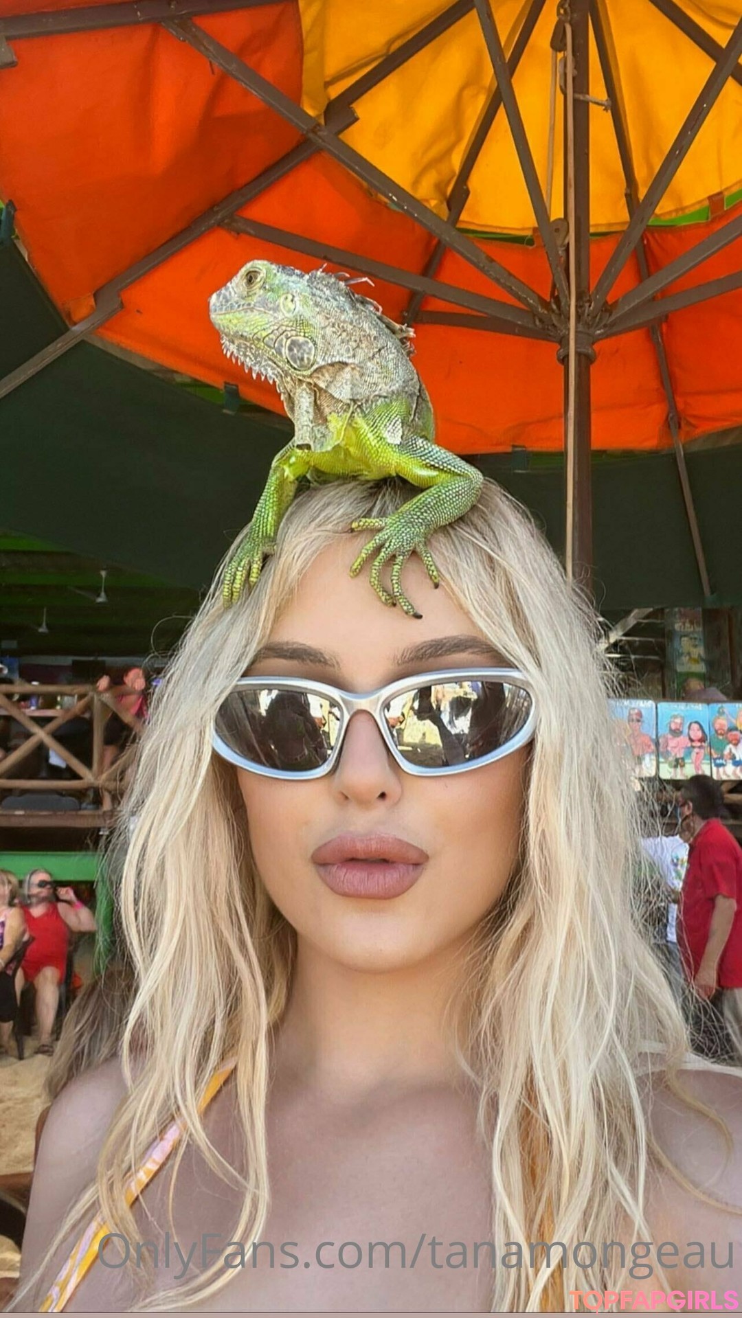 Tana Mongeau modèle hd archive