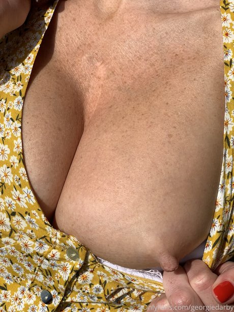 Georgie Darby hermosa estrella porno foto