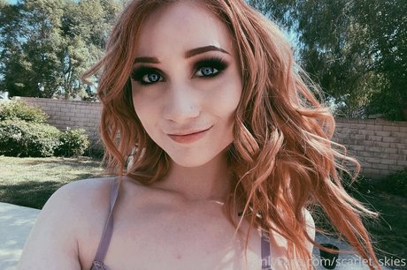 Scarlet Skies modèle joli photo