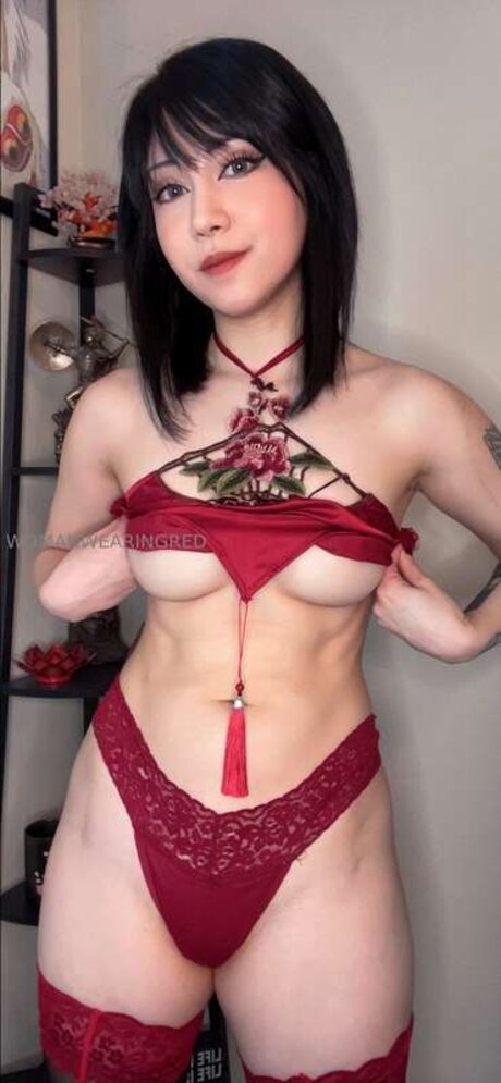 womanwearingred modelo imágenes