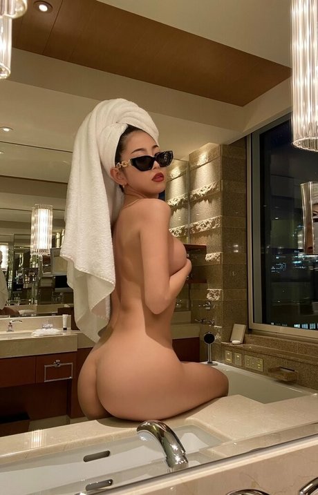 Rina Toeda estrella del arte foto