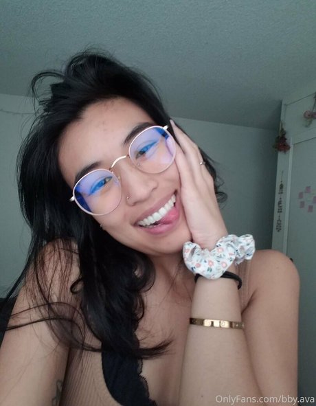 Ava Tran nude model picture