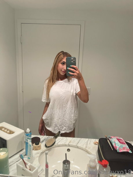 Kaleyxo18 naked pornstar pic