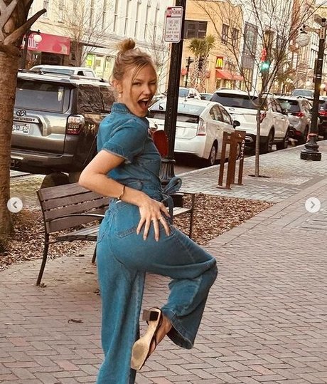 Grace VanderWaal sexy model picture