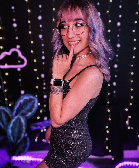 Maya ASMR desnudos estrella imágenes