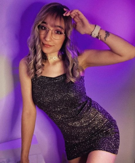 Maya ASMR beau modèle galerie