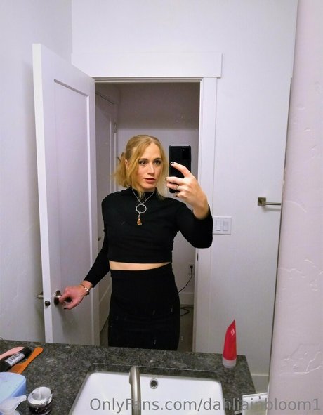 dahliainbloom1 star hot picture