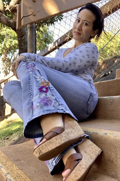 kim kisses foot goddess estrella desnuda imagen