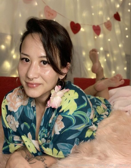 kim kisses foot goddess modèle joli galerie