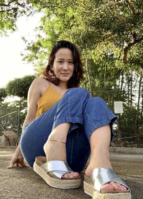 kim kisses foot goddess top star photo