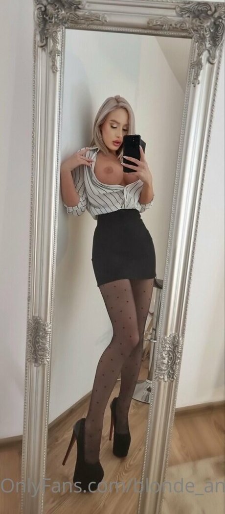 Anna Brown modèle nu galerie