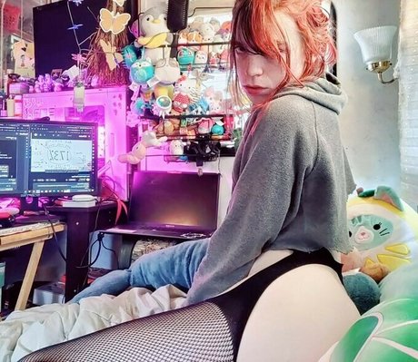 Cyanide River modelo desnuda foto