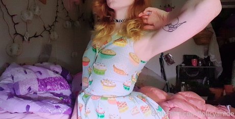 Cyanide River modelo bonita fotos