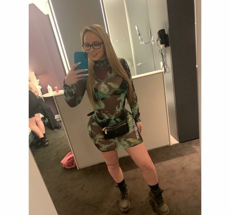 Sophie Defoe pornstar nice pictures