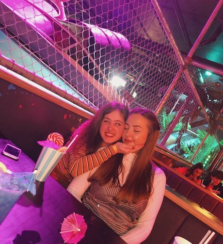 Helayna Birkett modèle nu images