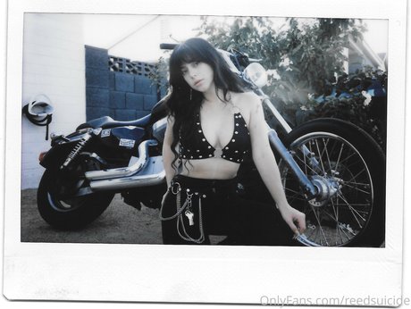 Reedsuicide estrella desnuda galería