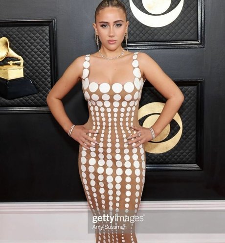 Ava Kolker modèle chaud photos