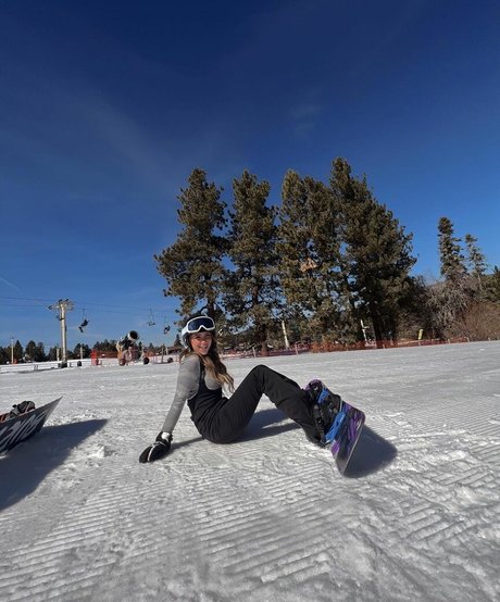 Ava Kolker modelo adulto foto