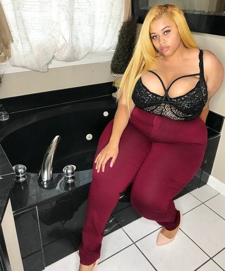 Jasmine Gunn modèle nu des photos