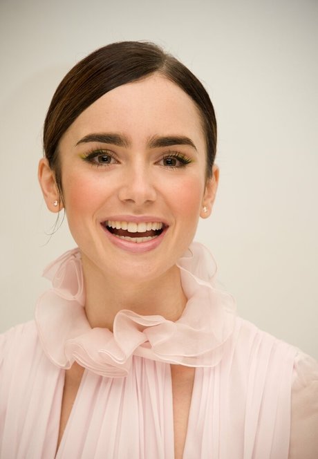 Lily Collins estrella porno gratis archivo