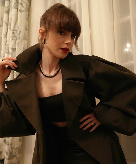 Lily Collins estrella porno hd galerías