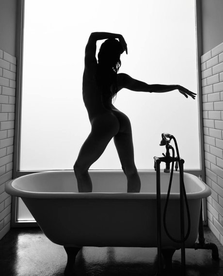 Laetitia Bouffard Roupe naked model picture