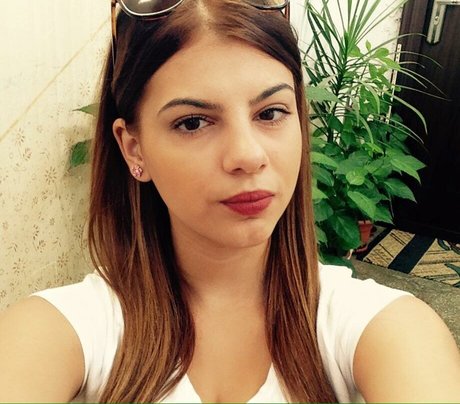 Roberta Ptru hermosa estrella porno imágenes