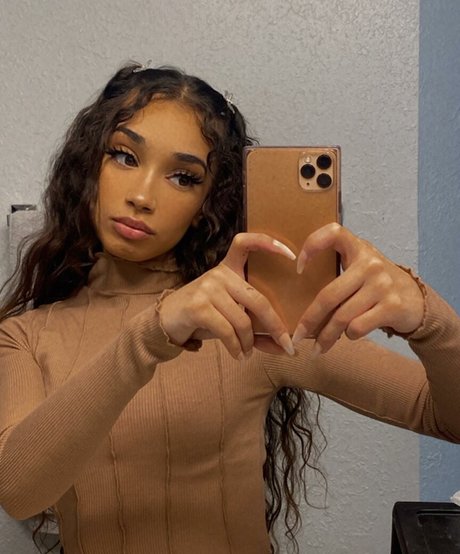 alyssaleaasmr sexy actress picture
