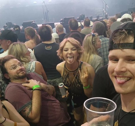 KallMeKris meilleure star du porno image