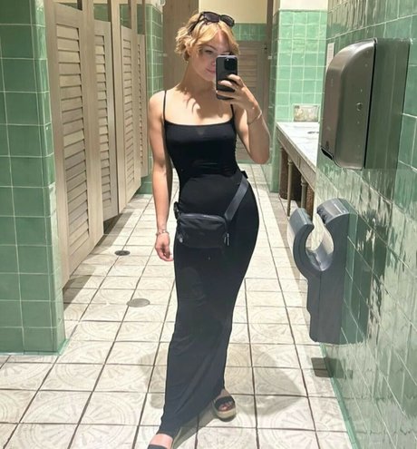 KallMeKris actrice chaude photos