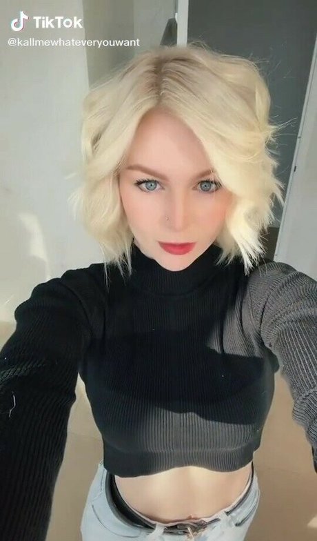 KallMeKris modelo sexy foto