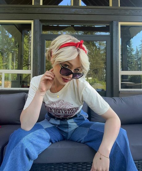 KallMeKris modèle sexy photos