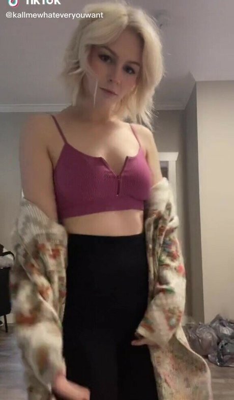 KallMeKris actriz sexual foto