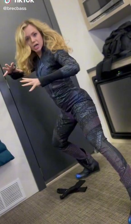 Brec Bassinger star du porno nue photos