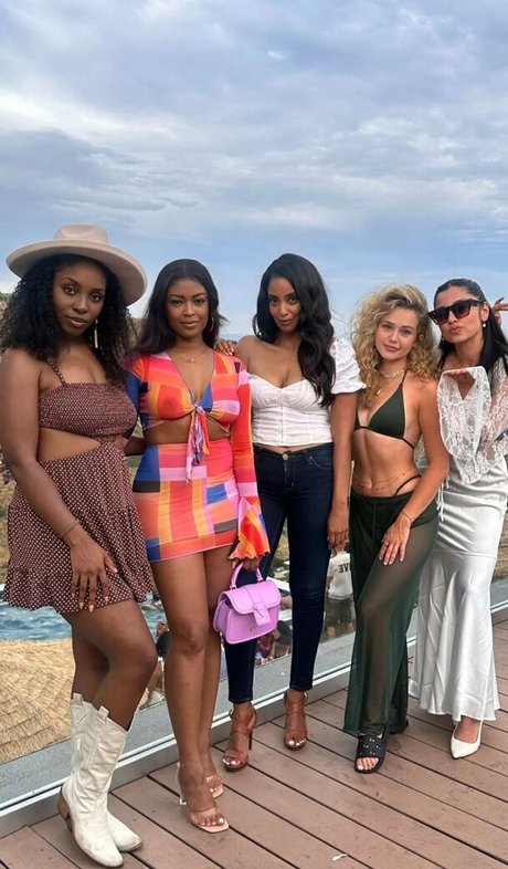 Brec Bassinger star du porno sexy image