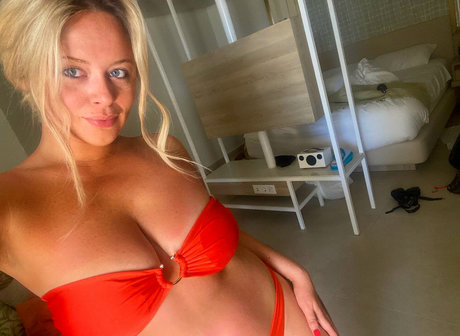 Emily Atack étoile érotique img