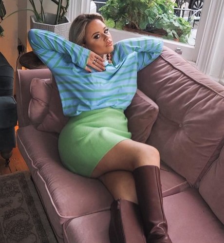 Emily Atack art de star du porno archive