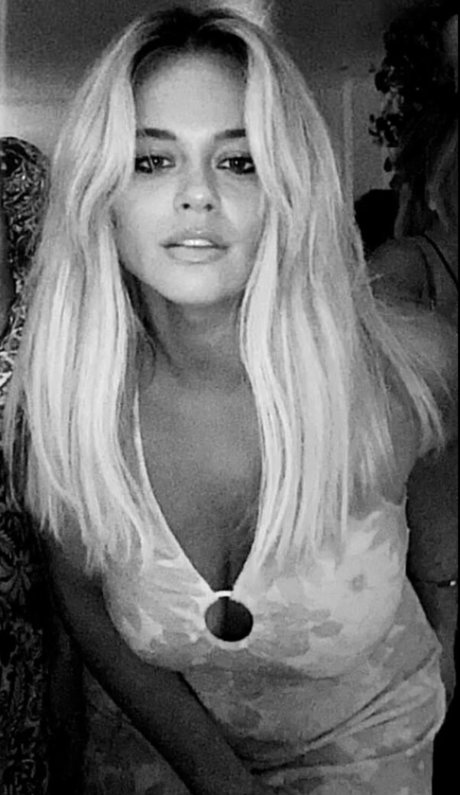 Emily Atack estrella del arte imagen