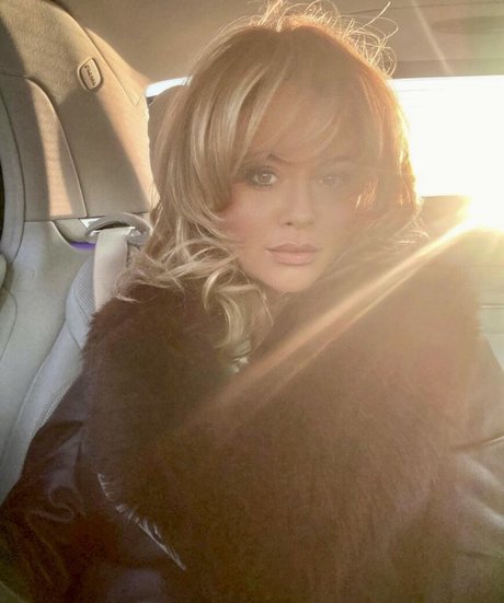 Emily Atack modèle parfait img