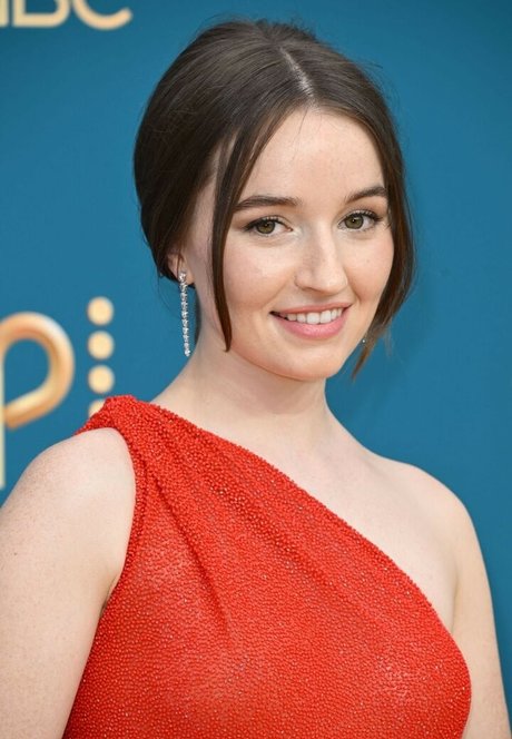 Kaitlyn Dever actrice pornographique galerie