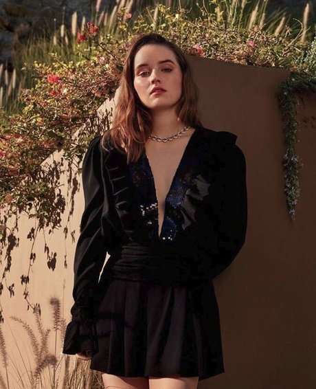 Kaitlyn Dever modelo desnuda galerías