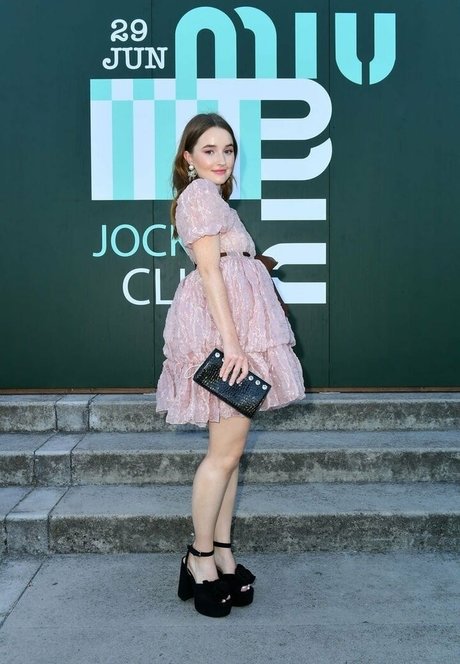 Kaitlyn Dever hermosa estrella porno galería