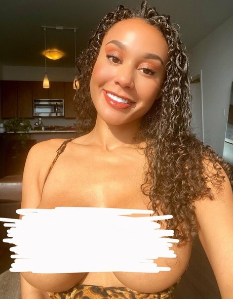 Mamá de ébano onlyfans arriba desnudo galerías