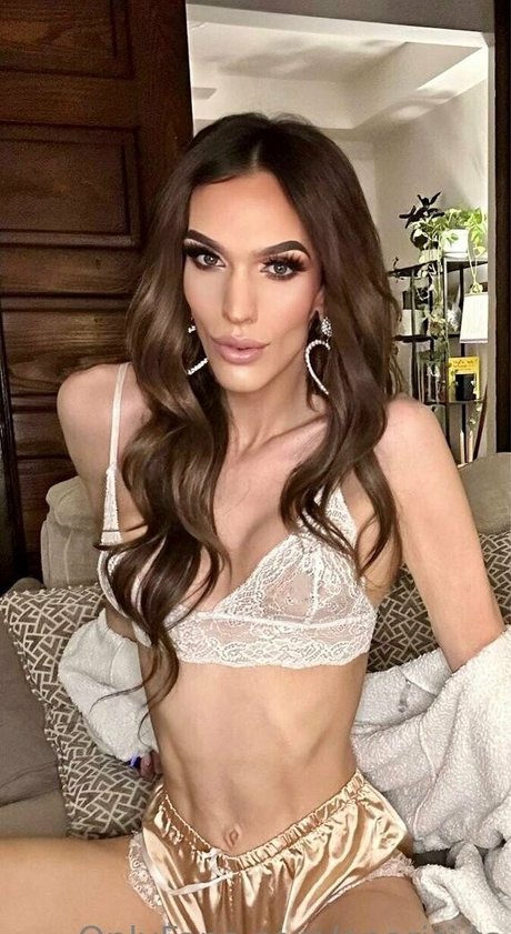 aparisi ts naked pornstar gallery