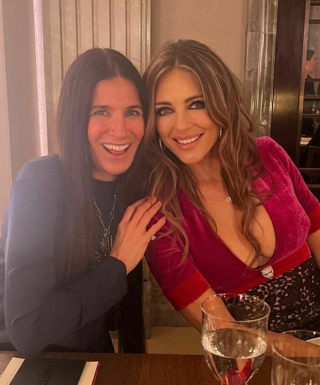 Elizabeth Hurley art star du porno des photos