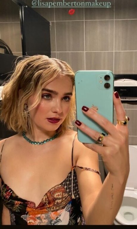 Haley Lu Richardson estrella sexy galería