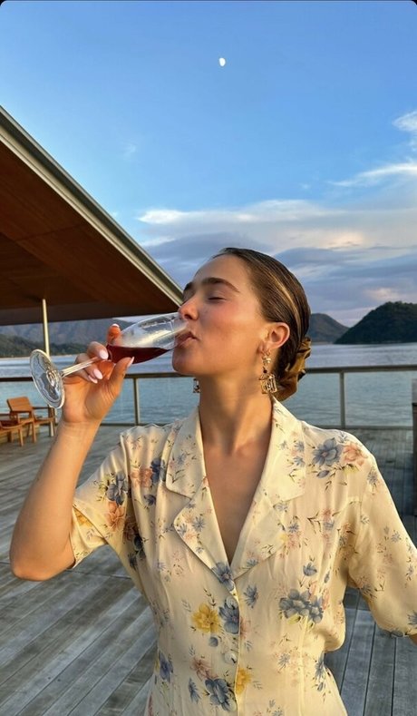 Haley Lu Richardson étoile hd des photos